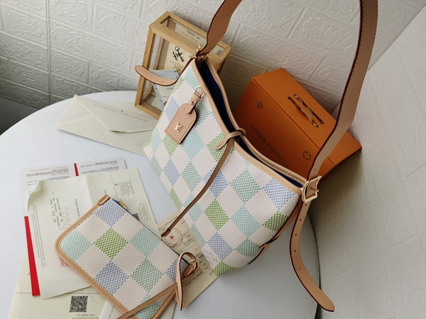 ルイヴィトンバッグ側面デザイン